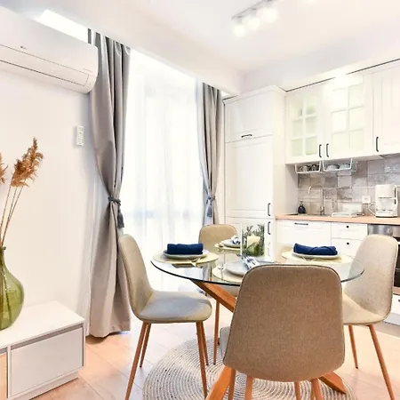 Lyana's One Bedroom דירה *