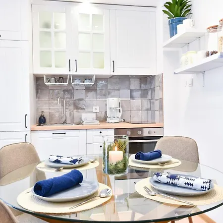 Lyana's One Bedroom דירה *