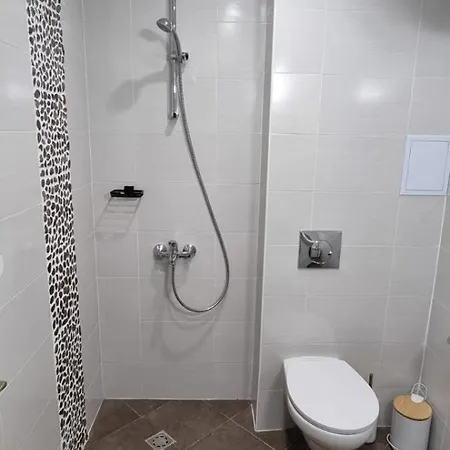 Lyana's One Bedroom דירה *